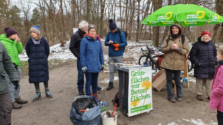 Wahlkampfauftakt: Müllsammeln im Stadtpark und Umgebung